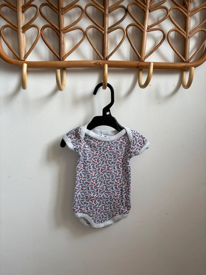Lot 2 bodies fleuris manches courtes Petit Bateau 3 mois - photo numéro 2
