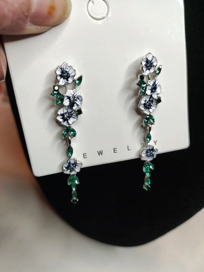 Boucles d'oreilles pendantes fleurs - photo numéro 3