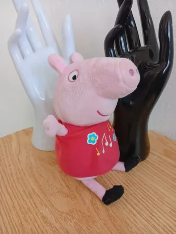 Petite peluche Peppa pig musicale