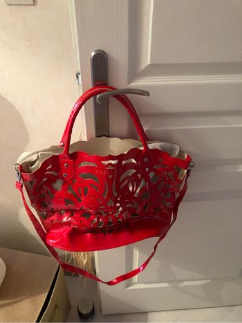 Jolie sac rouge avec sa housse Café noir