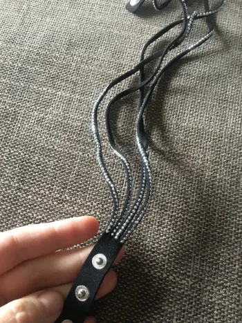 Bracelet noir avec strass plusieurs rangées