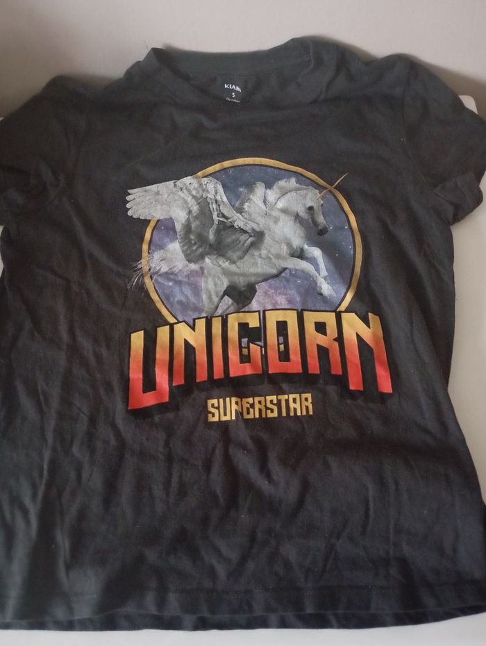 Tee shirt,taille 36/S,manches courtes,coton gris foncé et motif coloré , Kiabi. Parfait état