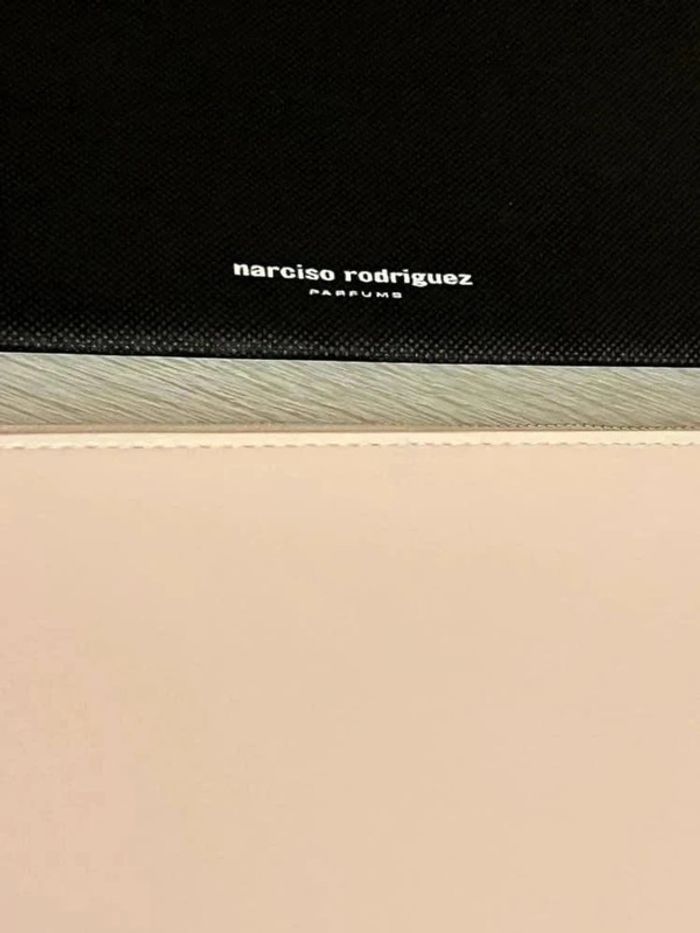 Magnifique pochette plate Narciso Rodriguez Parfums neuve 🌷 - photo numéro 3