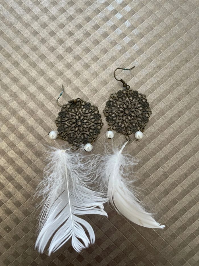 Boucles d oreilles plumes blanche