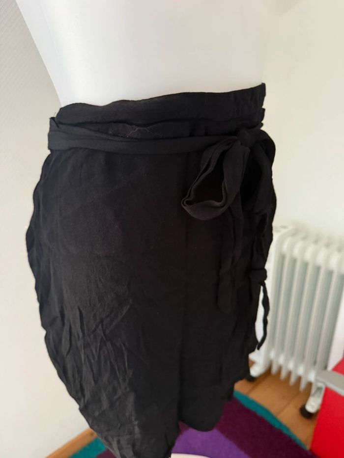 Jupe noir en très bon état taille 40 pimkie - photo numéro 2