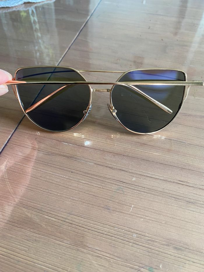 Lunettes de soleil avec verres violets et monture métal doré - photo numéro 3