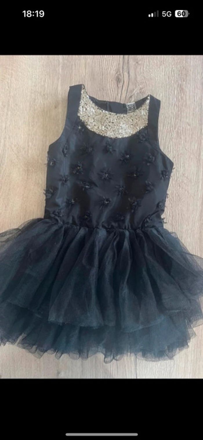 Robe tape à l’œil fête noir et or avec tulles - photo numéro 2