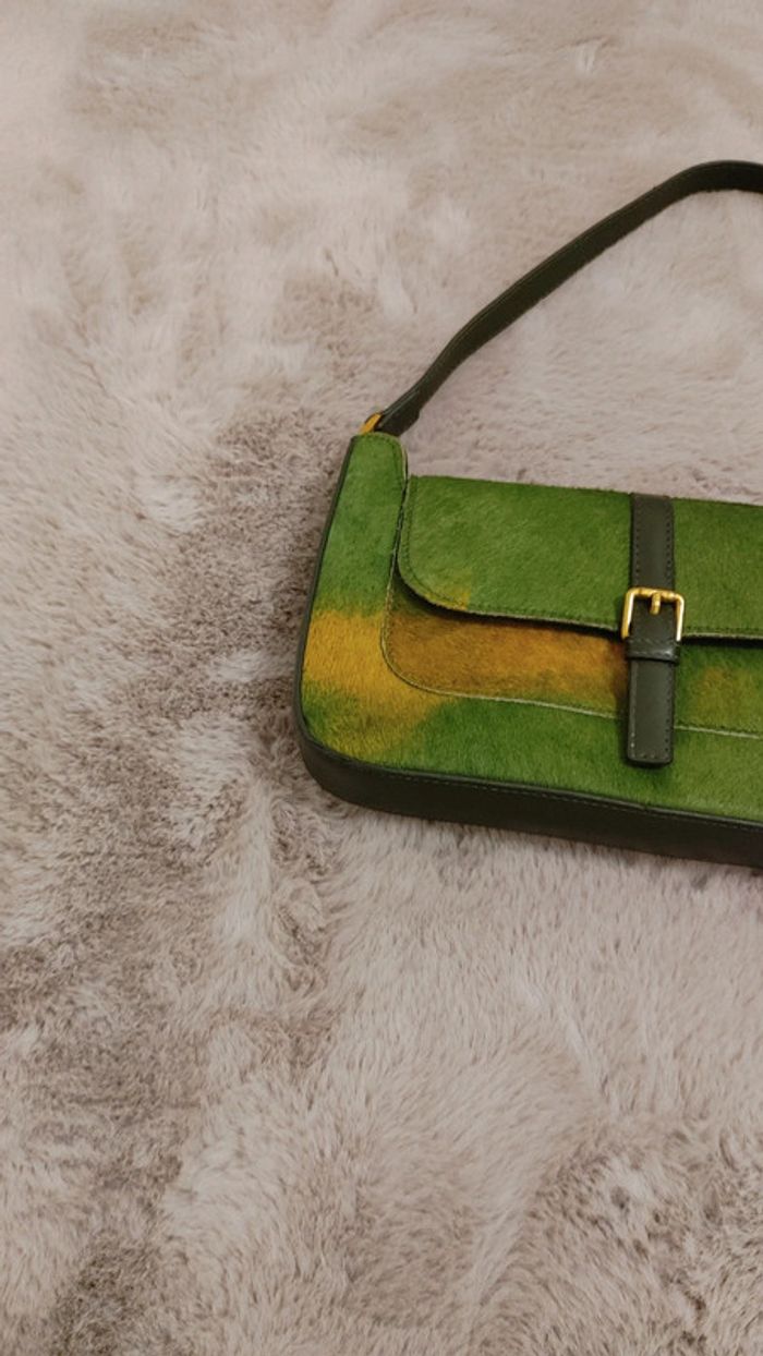 Sac baguette en cuir crin de cheval couleur vert et jaune porter épaule - photo numéro 12