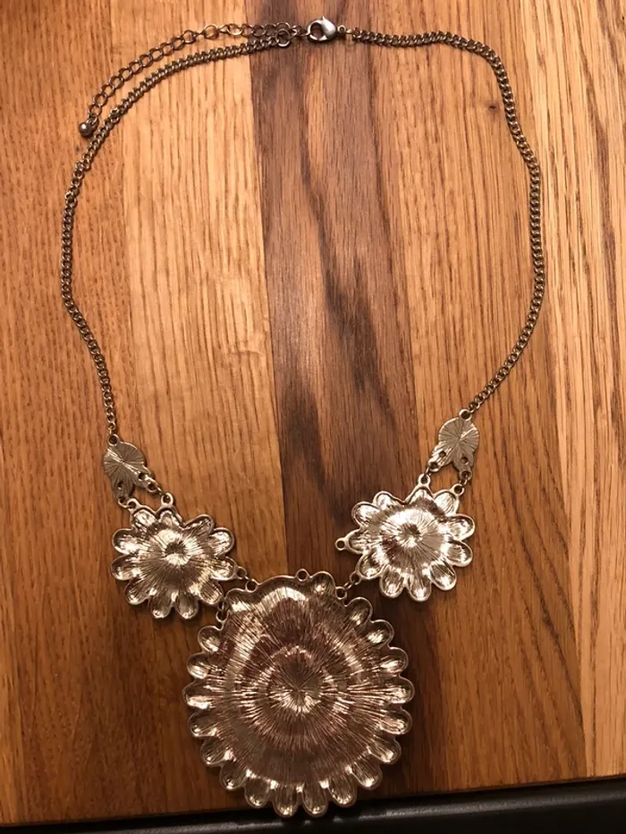 Collier doré avec pierres - photo numéro 2