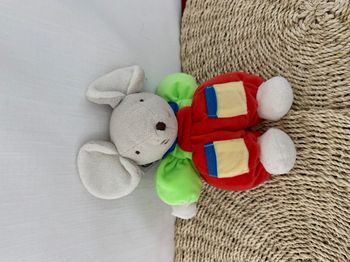 DOUDOU PELUCHE AJENA SOURIS SALOPETTE ROUGE VERT BLEU