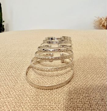 Lot de Bracelets Rigides Argentés Motifs Variés