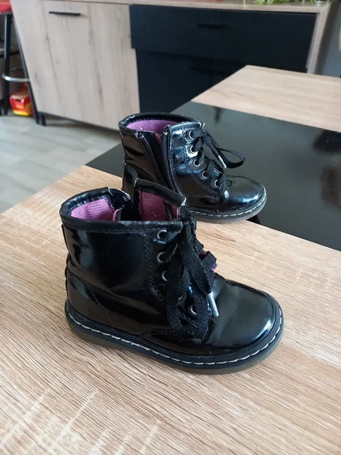Chaussures noir vernis fille T23