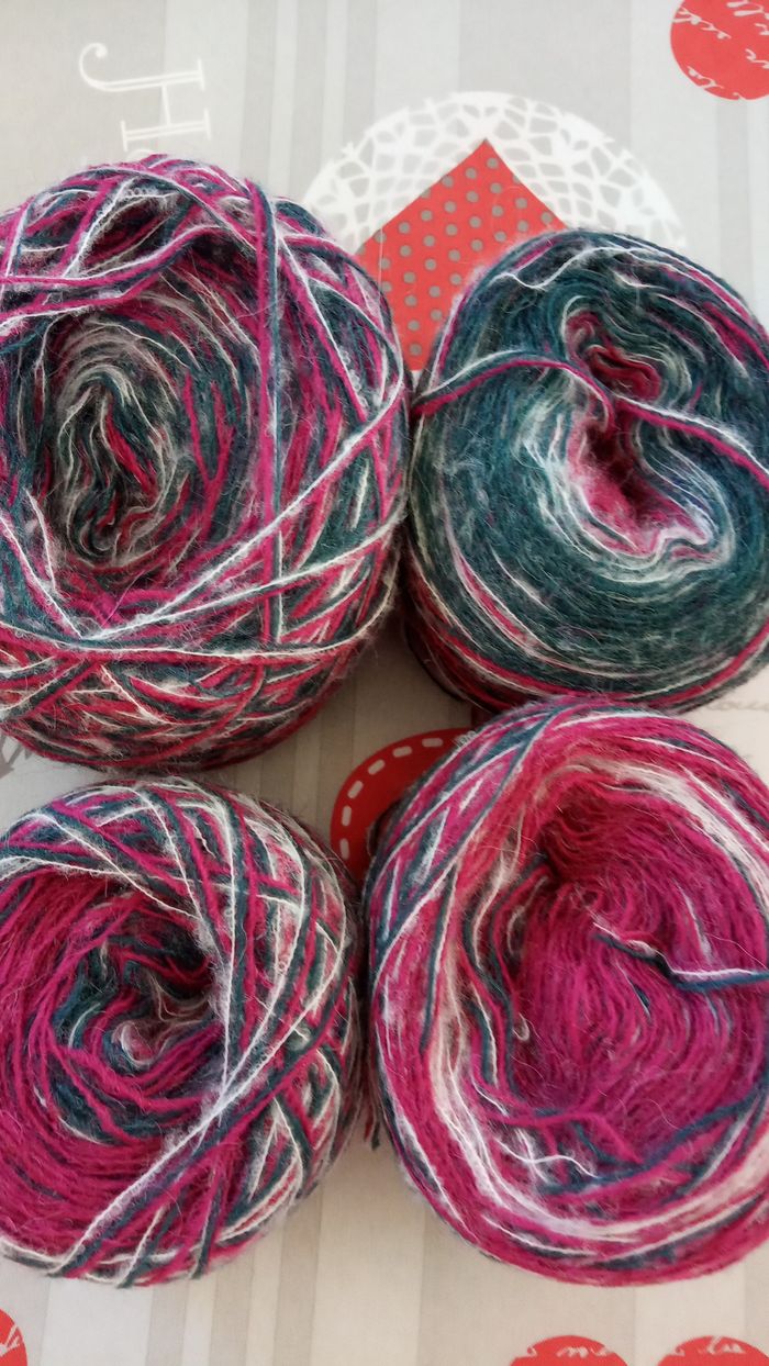 Lot de 4 Pelotes Fantaisie Tons Roses Fuchsias, Gris Foncés et Blancs (285g)