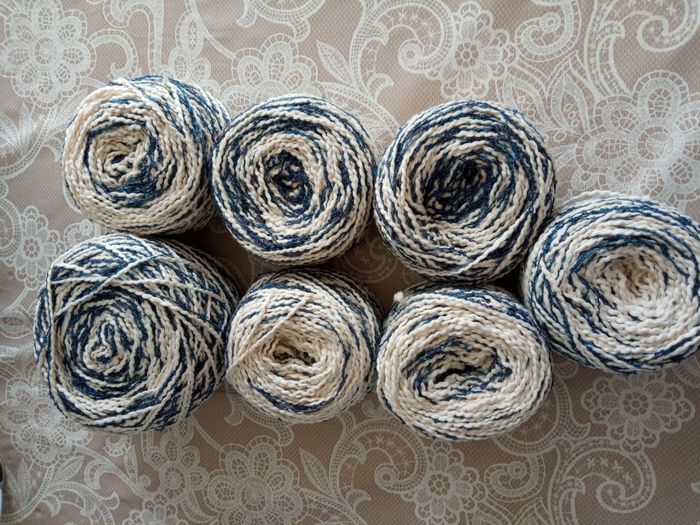 Lot de 7 Pelotes Fantaisies effet Bouclettes Blanc et Tons Bleus (700g)