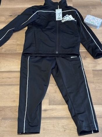 Je vend un survêtement mixte taille 5-6ans neuf 