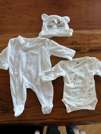 Pyjama naissance + bonnet + body taille 0 mois
