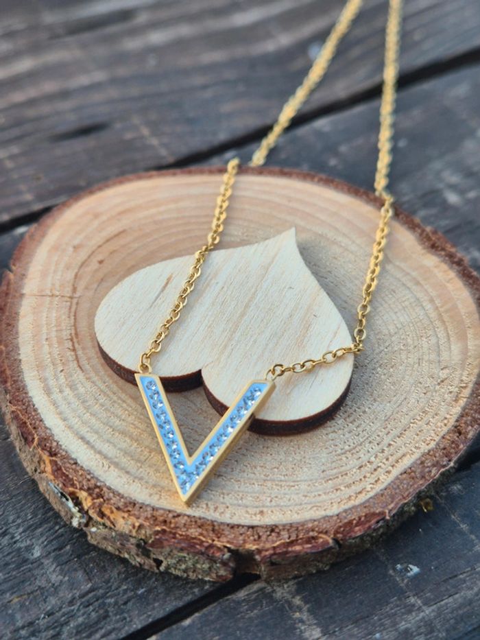 Collier femme avec lettre V brillante - photo numéro 3