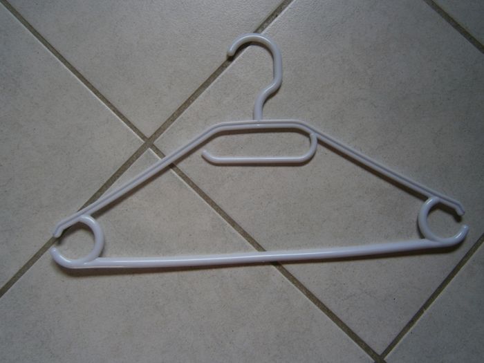 Lot de 10 cintres en plastique - photo numéro 2