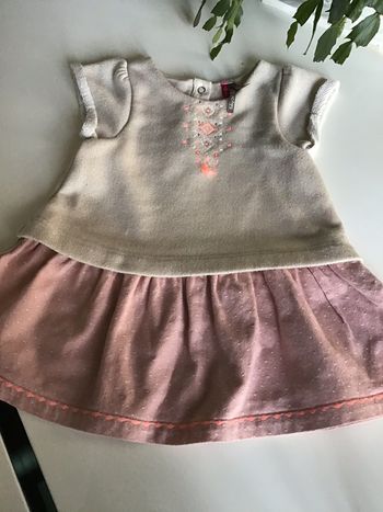 Robe a motif et paillettes dorées