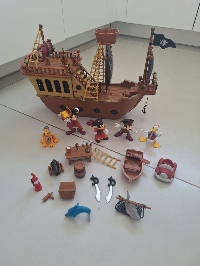 Lot Mickey et Minie, bateau, avion, maison, voitures, personnages - photo numéro 4
