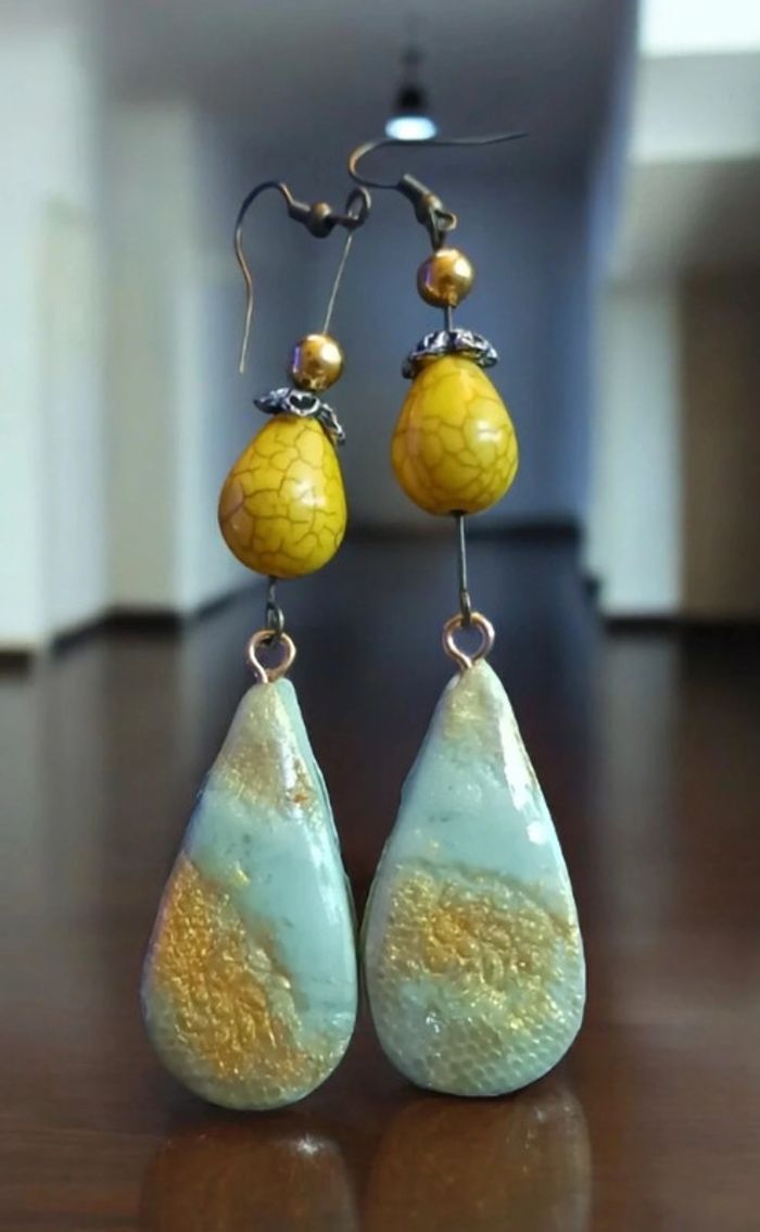 Boucles d'oreilles pendante en résine verte pale - photo numéro 2