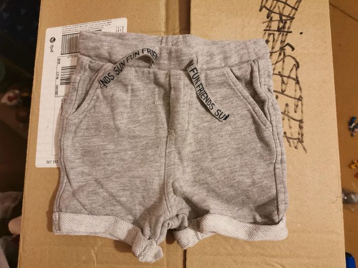 Short gris epais 12 mois