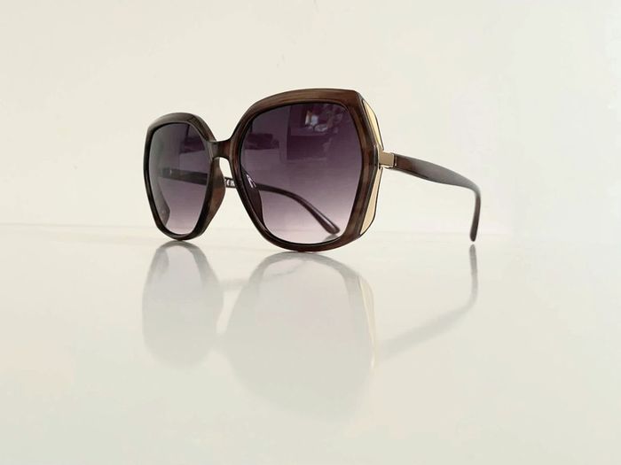Lunette de soleil femme hexagonale marron miel et dorée verres dégradés uvprotection catégorie 3 - photo numéro 2