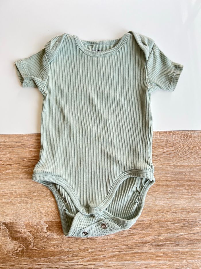 Lot bodies manches courtes fille 12 mois - photo numéro 7