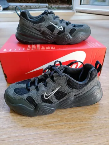 W Nike tech hera