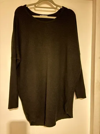 Jolie pull noir taille unique marque : M&D Fashion