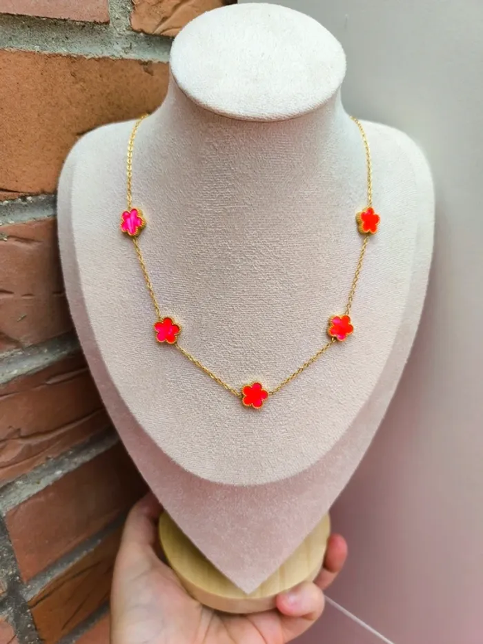 Collier doré avec trèfles roses fushia nacrés - photo numéro 2