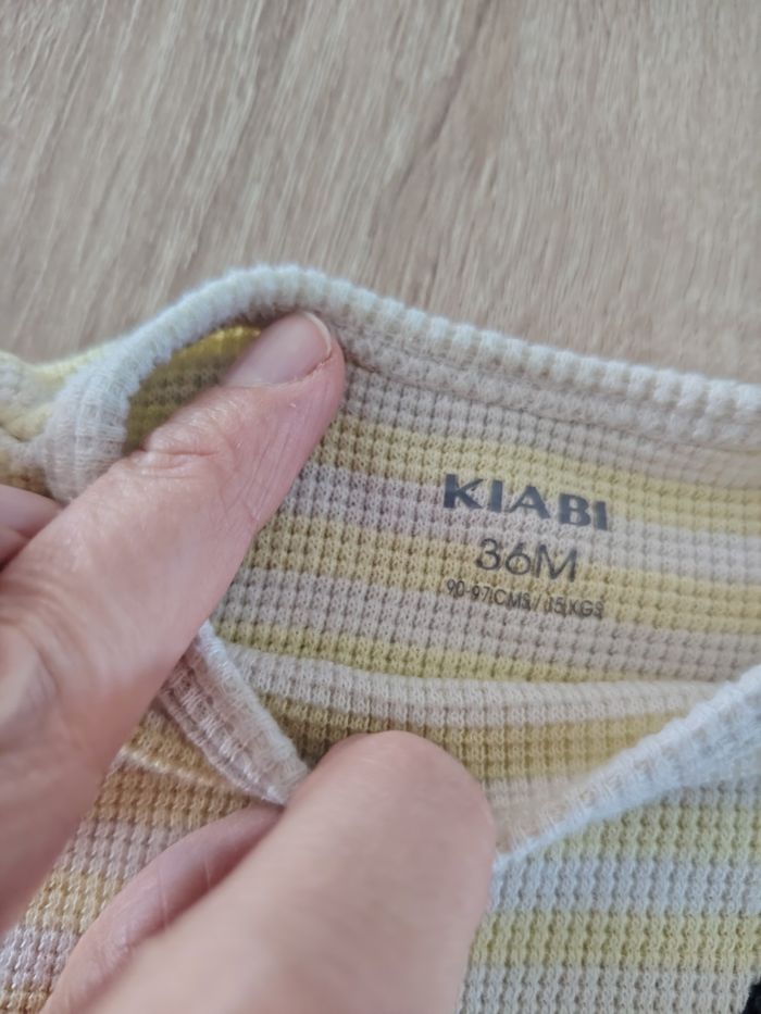 Lot de 2 Bodies en coton 36 mois Kiabi tbe - photo numéro 3