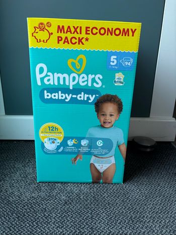 Un pack de couches Pampers Babydry Taille 5 11/16 kg 94 couches