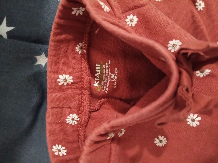 Pantalon rouge avec fleurs _ 1 mois - photo numéro 3