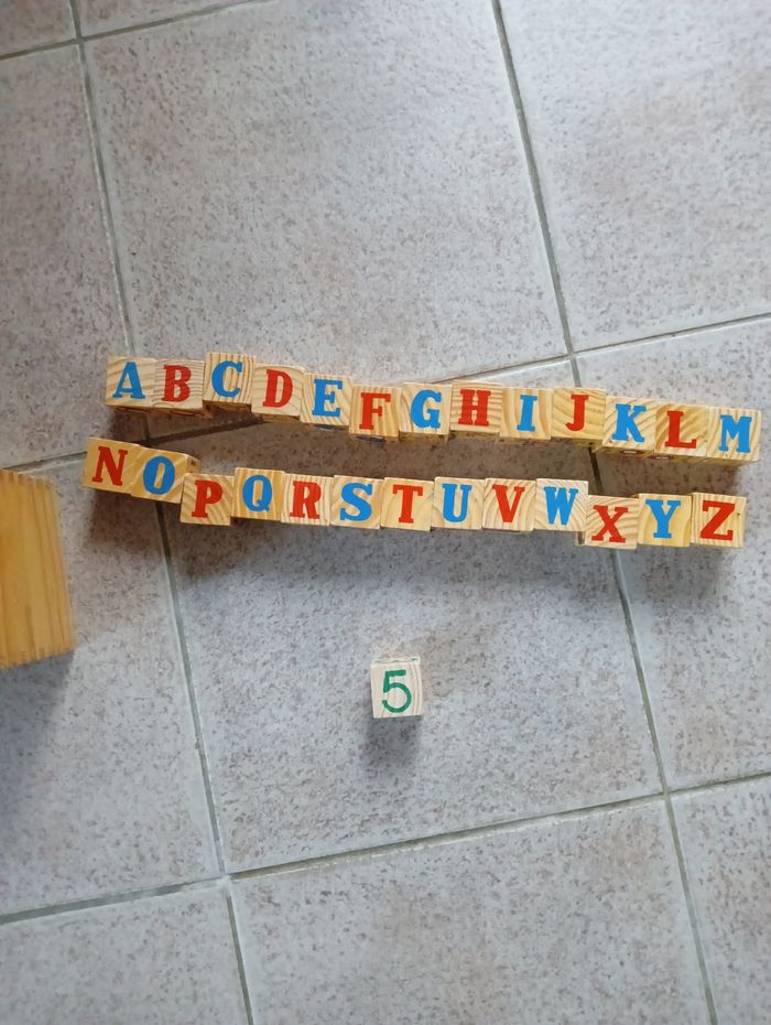 J'apprends l'alphabet cube en bois - photo numéro 2