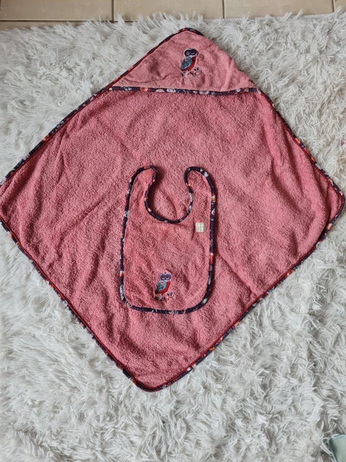 Cape de bain bébé + bavoir Carré blanc