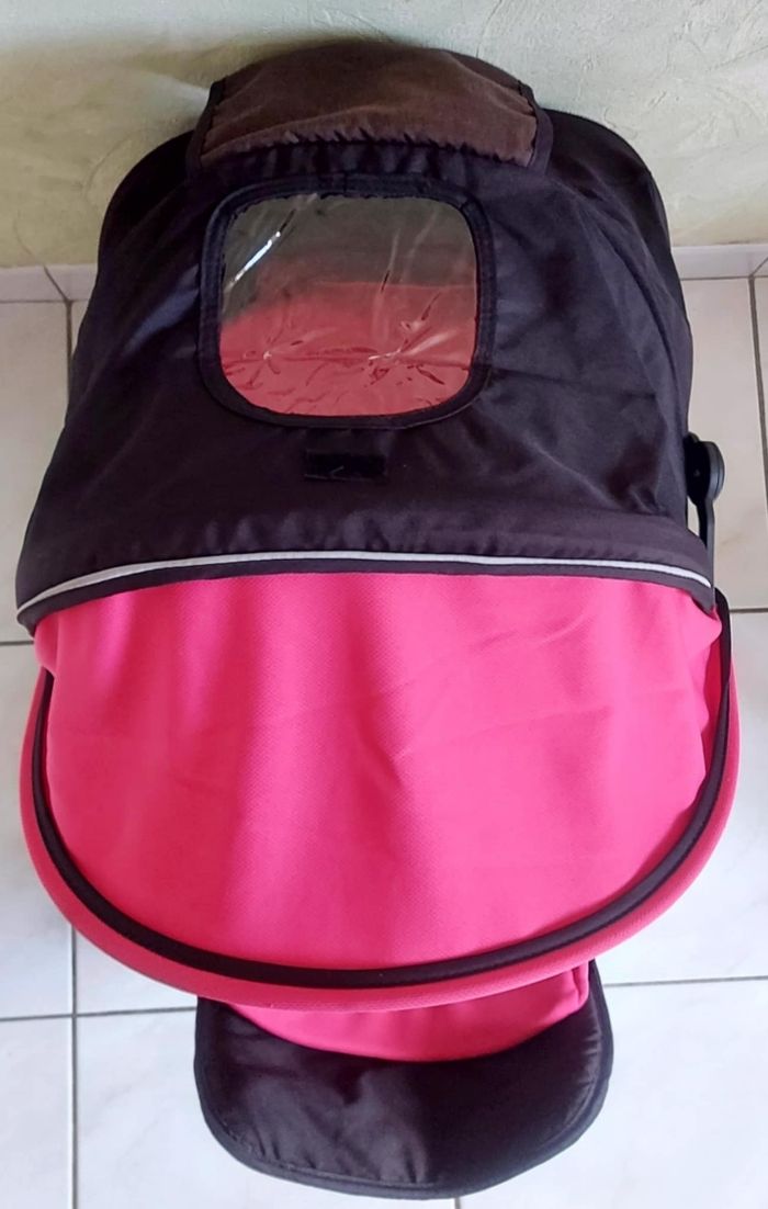 Poussette de couleur noire et framboise avec son ombrelle - photo numéro 3