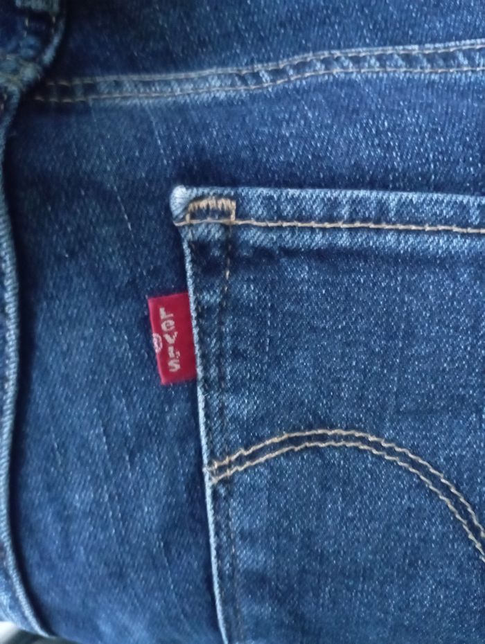 Jean Levi's très jolie couleur bleu. Taille 36. - photo numéro 6