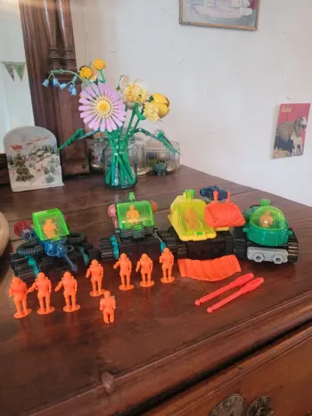Vends lot de 4 véhicules et 12 personnages multimac vintages