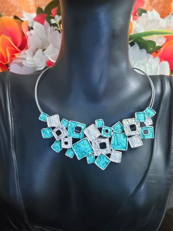 Collier avec ses carrés en acier inoxydable