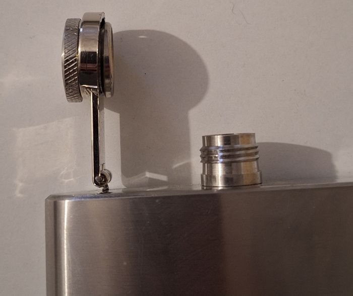 Flasque en métal à bouchon vissable - photo numéro 3