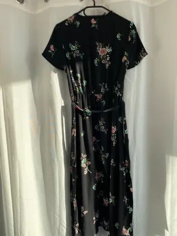 Robe noire à fleurs midi – taille S