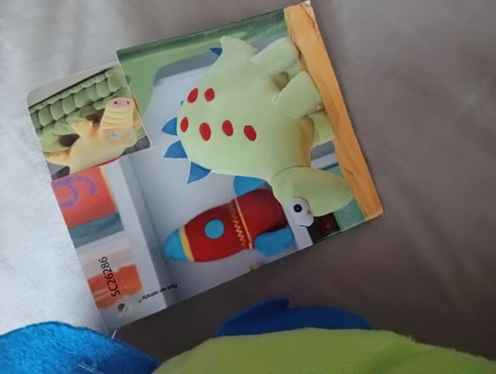 Superbe Peluche Dino 🎁 NEUF 🎁 jeu Ou déco chambre - photo numéro 2