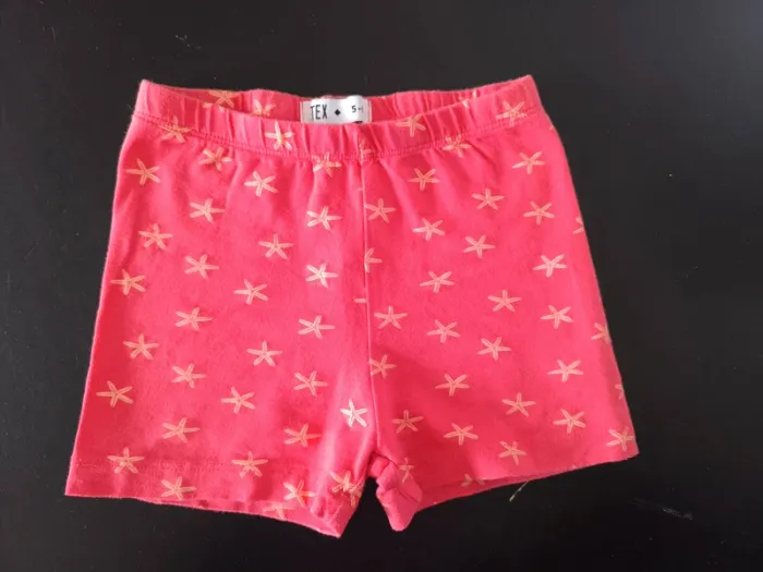 Short corail à étoiles de mer jaunes – Tex – Taille 5-6 ans 🌟