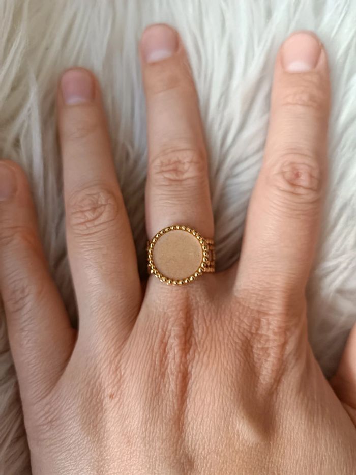 Bague dorée en acier inoxydable pierre naturelle beige rosé Bené-Bené En très bon état - photo numéro 2