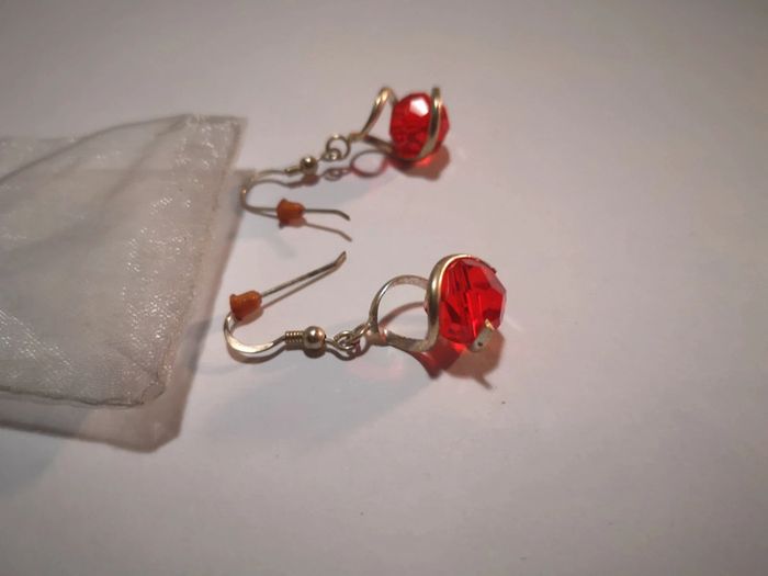 Paire de boucles d'oreilles rouge - photo numéro 2