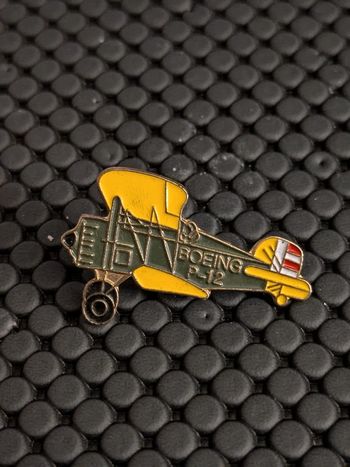 Pin's avion Boeing P-12