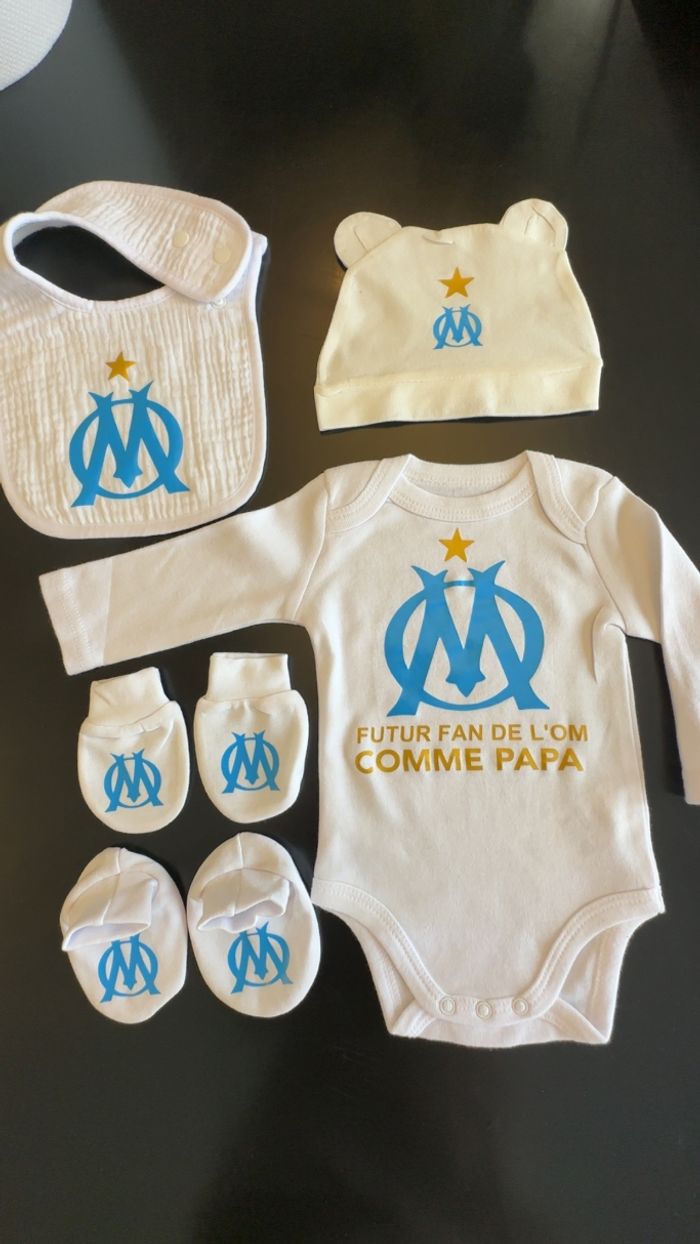 Ensemble bébé cadeau de naissance  Om papa Marseille bébé bodie bonnet chaussettes et chausson - photo numéro 3
