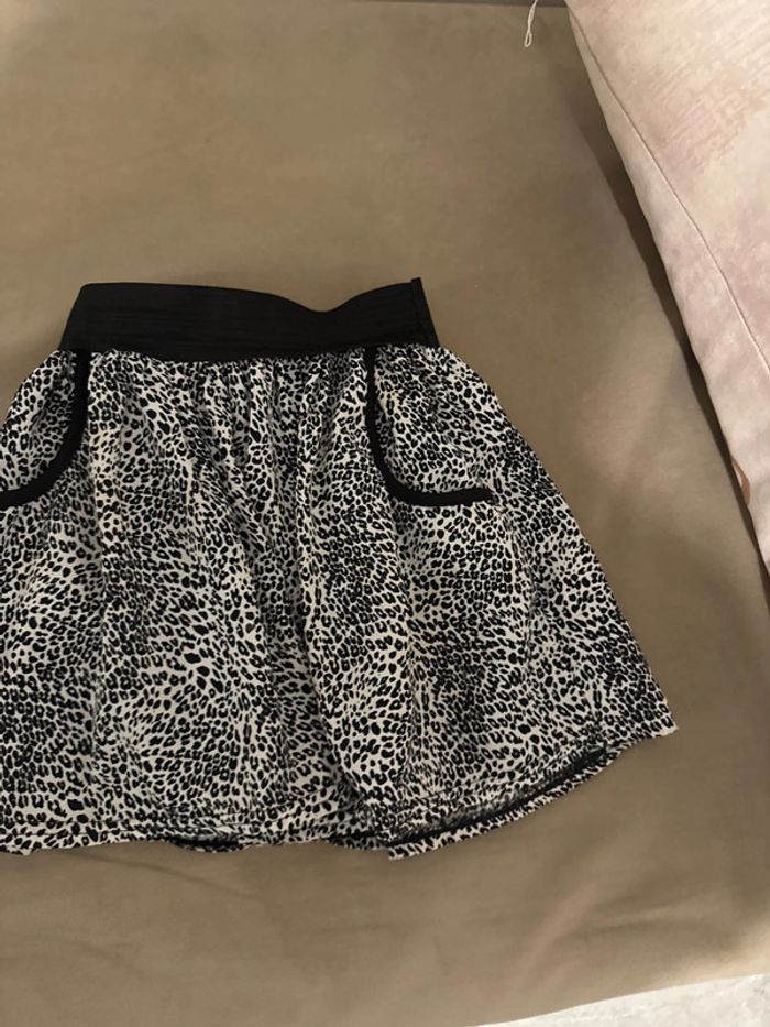 Jupe noir et blanche 6 ans peu porté - photo numéro 3