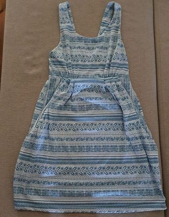 Petite robe d'été à motifs rayée bleue et blanche